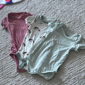 Kyte Baby 0-3M Set of 3 One Pieces in Pink, White, and Green